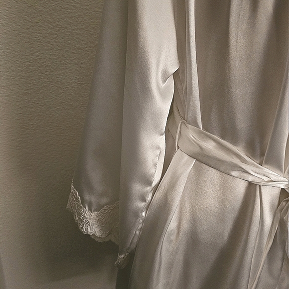 Jones New York White Satin Robe Tie - Picture 2 of 4